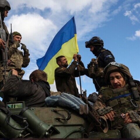 Und solange wir nicht in Europa eine massive, überzeugende Initiative zur Unterstützung der Ukraine sehen, wird Russland vermutlich länger durchhalten als die Ukraine. Die Ukraine kann den Krieg auf diese Art und Weise gewinnen. Ja, kann sie. Aber das wird sie nicht ohne massive ausländische Hilfe gehen. Wenn wir eben nicht von 54  RCH155  reden, sondern von 540 oder von 1500, dann sind wir in anderen Dimensionen, wenn es gleich aus den USA kommt. Trump hat 3000 - 4000 Abraham M1 in der Reserve. Wenn der nicht 31 Abrahams schickt, wie es beiden getan hat, sondern 310, dann sieht die Sache auch wieder ein wenig anders aus. Und hier wird es halt darauf ankommen, denn wir haben oft darüber gesprochen. Die Ukraine hat zu wenig Material, sie hat auch zu wenig Munition und sie hat Personalprobleme, und die Personal-Probleme sind zum Teil selbst verschuldet.